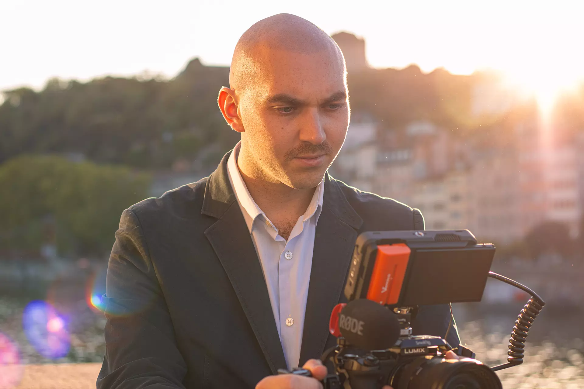 Un homme qui filme une vidéo