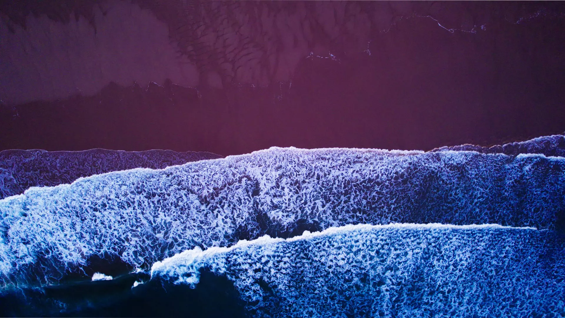 Vue aérienne par drone de vagues sur une plage