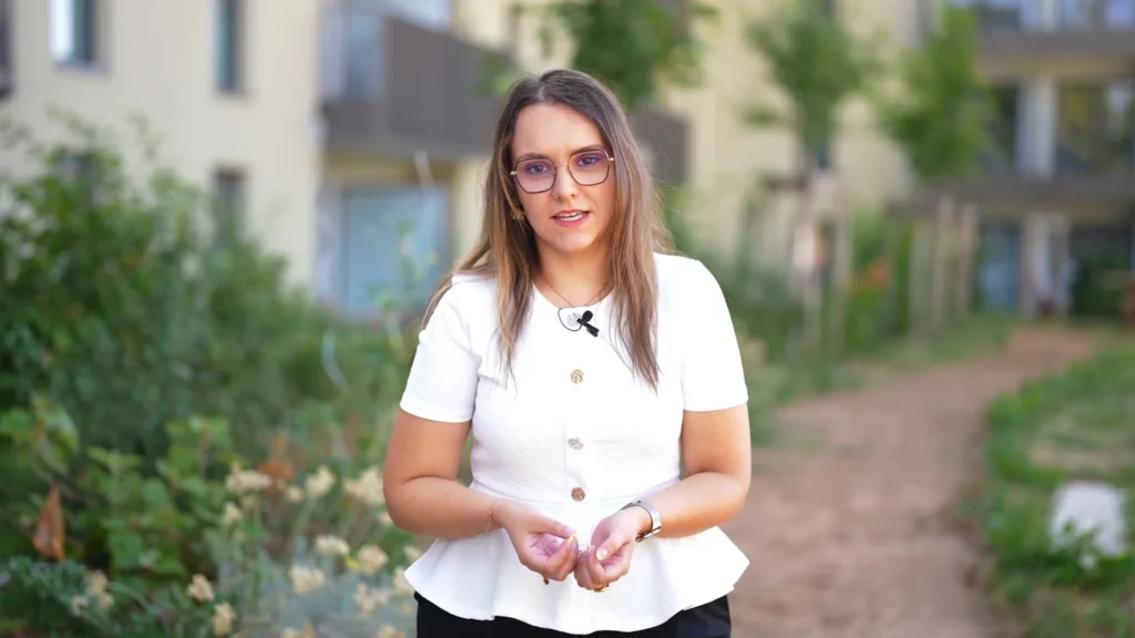 Marie Courant, directrice de la résidence API Résidence de Bourg-en-Bresse, interviewée dans le jardin devant le bâtiment