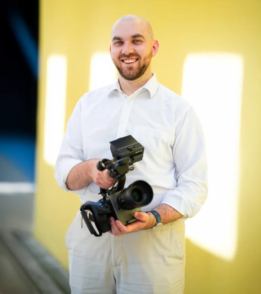 Jérémy Kampf, vidéaste et photographe à Lyon, tenant sa caméra